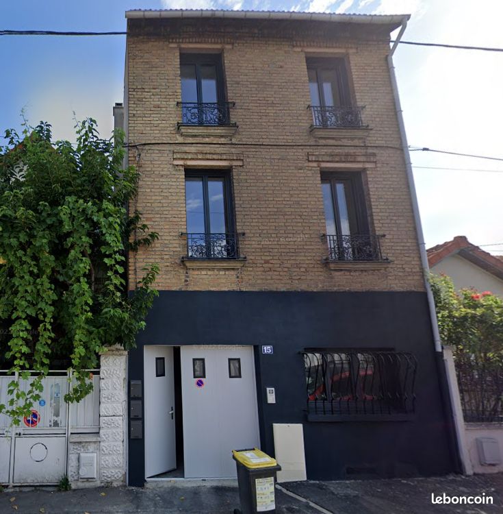 Studio Montreuil 25 m², Façade d’un immeuble en briques avec des fenêtres modernes et des détails architecturaux.