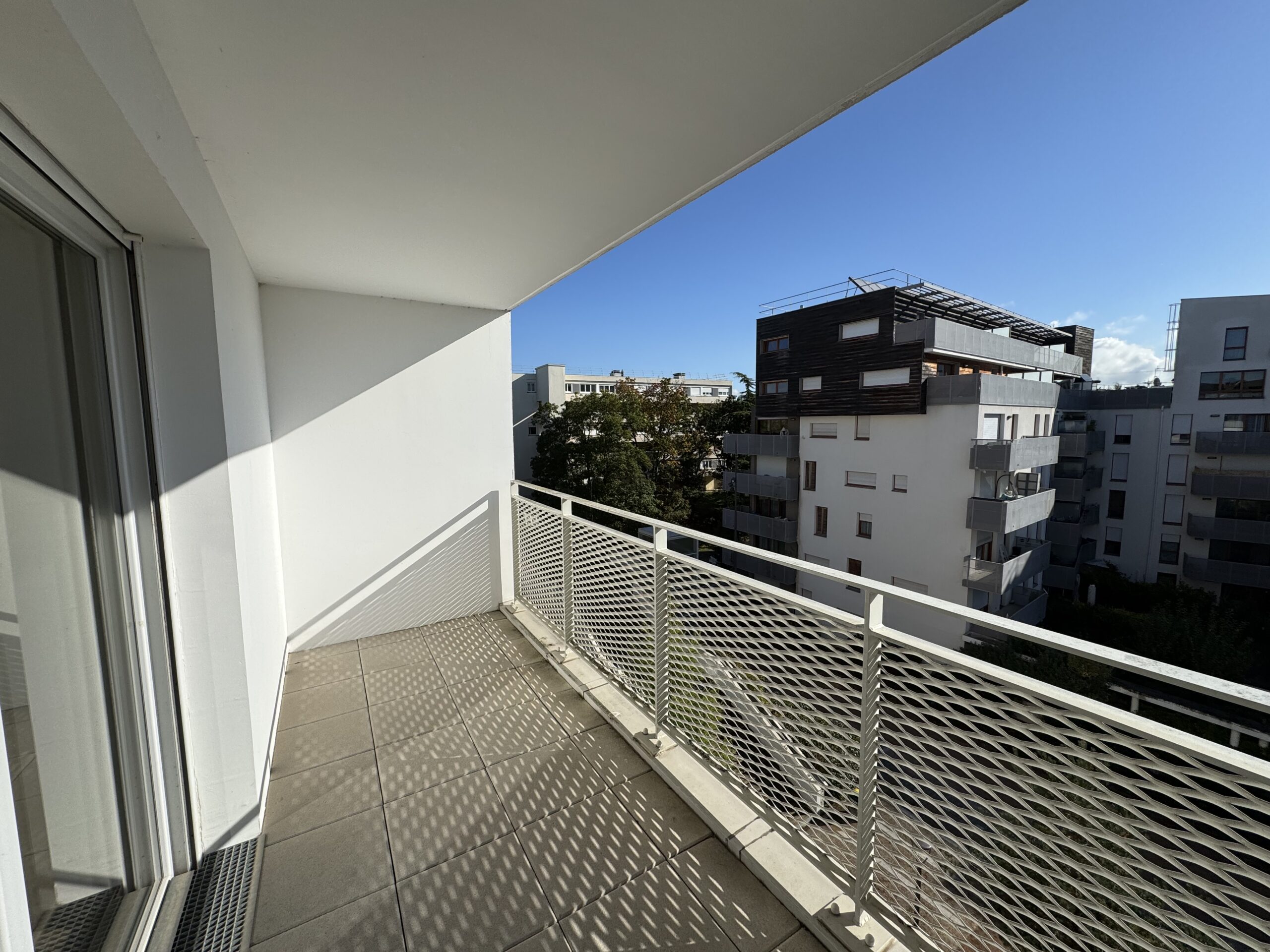 vue du grand balcon ensoleillé Apaprtement Cergy au 4ème étage